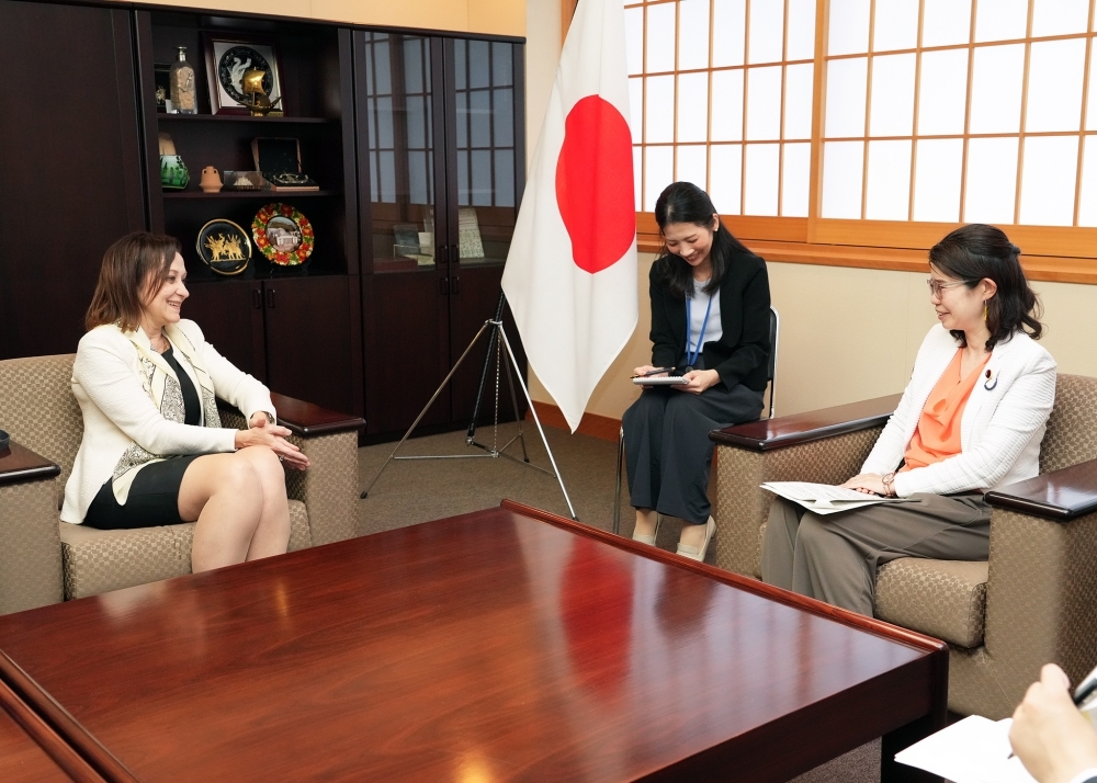 意見交換をする国光外務副大臣とクリアマキ次期駐日ギリシャ大使