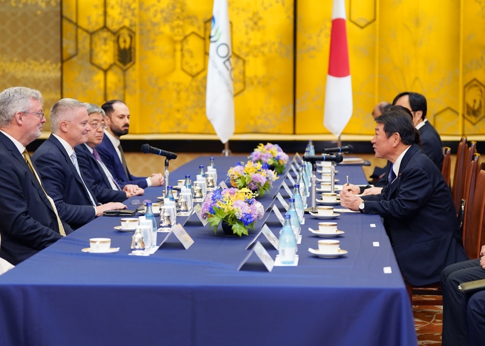 茂木外務大臣とコーマンOECD事務総長との会談の様子