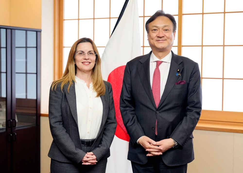 堀井副大臣とヒメネス大使の記念撮影