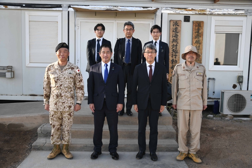 自衛隊拠点視察時のスタッフと大西政務官の記念撮影写真