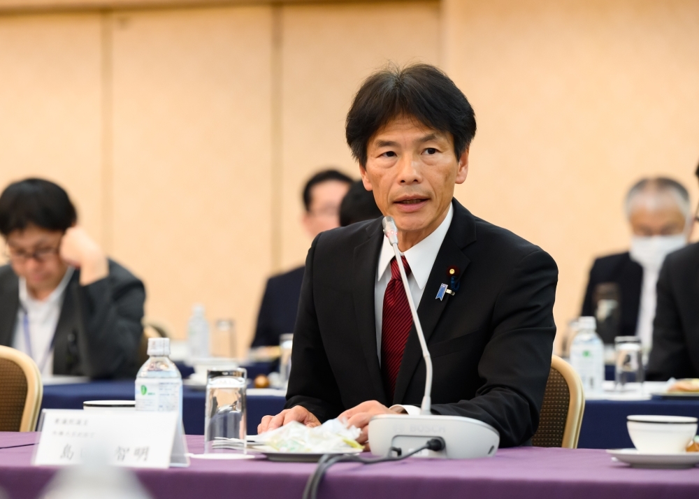 会議にて発言する島田政務官