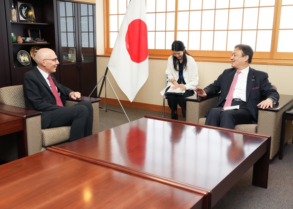 堀井副大臣とターク高等弁務官との懇談の様子