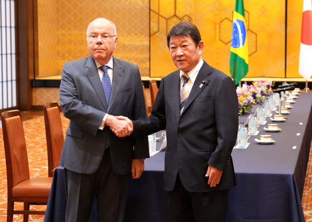 握手をする茂木外務大臣とヴィエイラ・ブラジル外務大臣