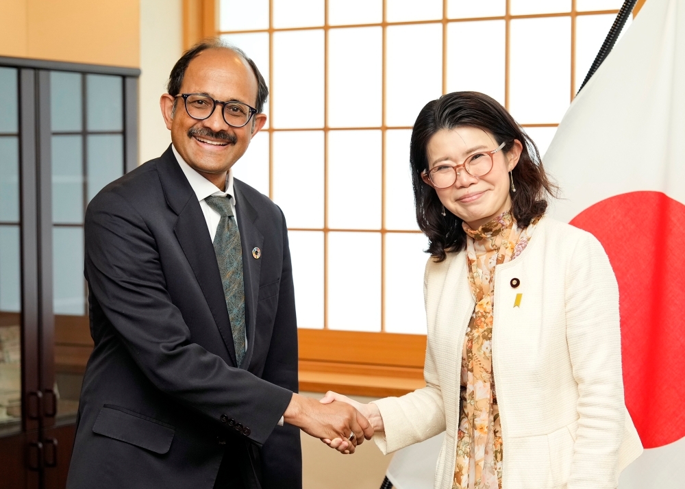握手をする国光外務副大臣とキショー国連事務総長特別代表（防災担当）