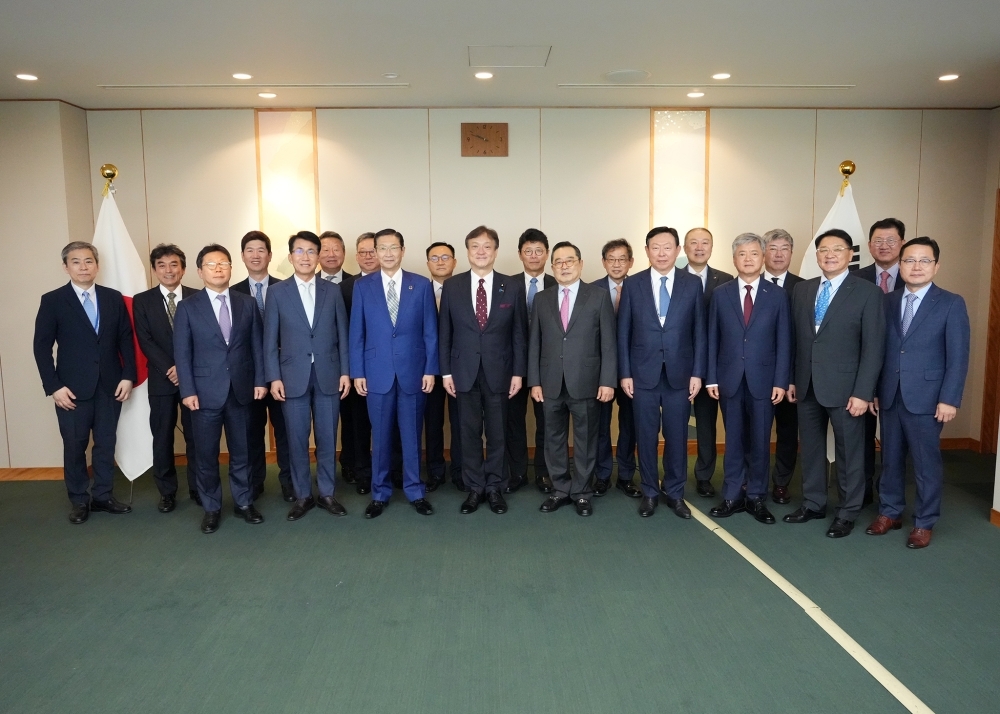 堀井副大臣と韓国経済協会一行との記念撮影