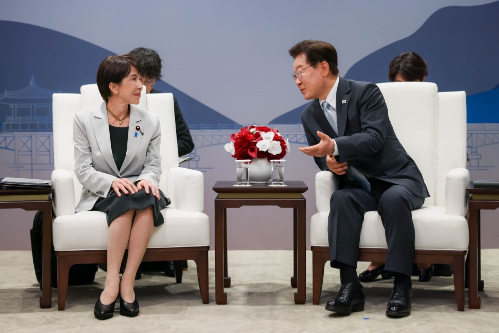 1対1で会談する李在明