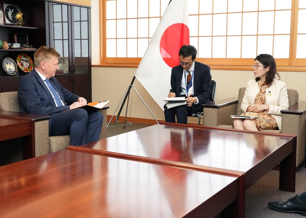 スルコシュ大使と懇談する国光副大臣の様子