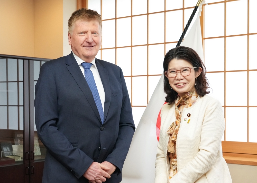 記念撮影に応じる国光副大臣とスルコシュ大使