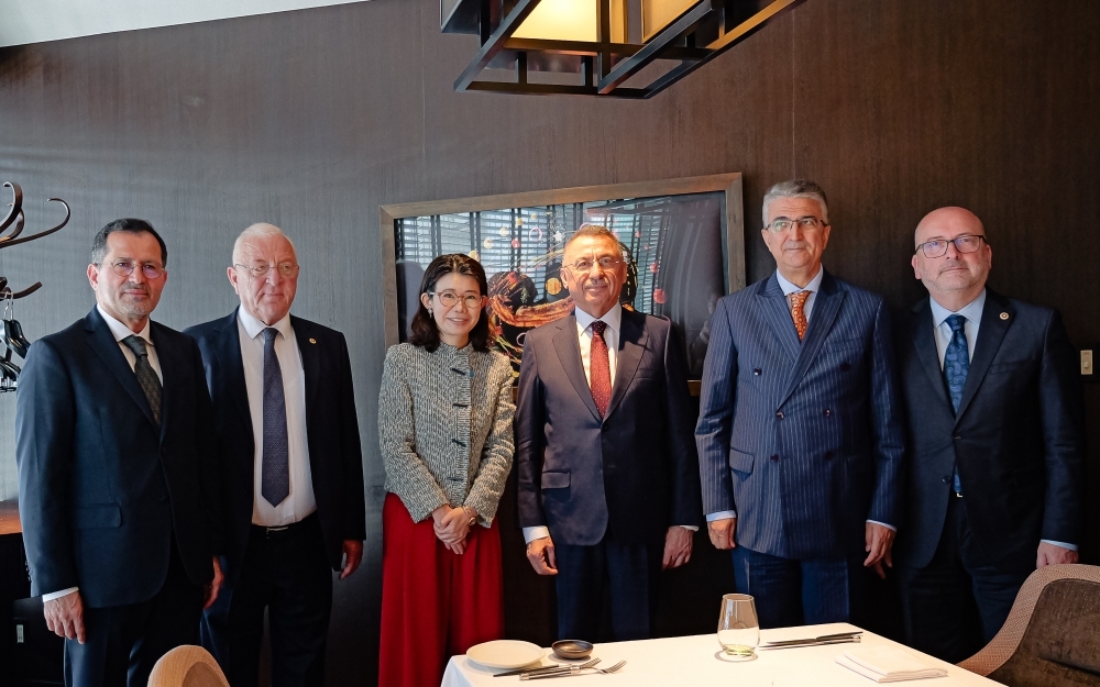 （記念写真）国光外務副大臣とオクタイ・トルコ大国民議会外交委員長との昼食会参加者