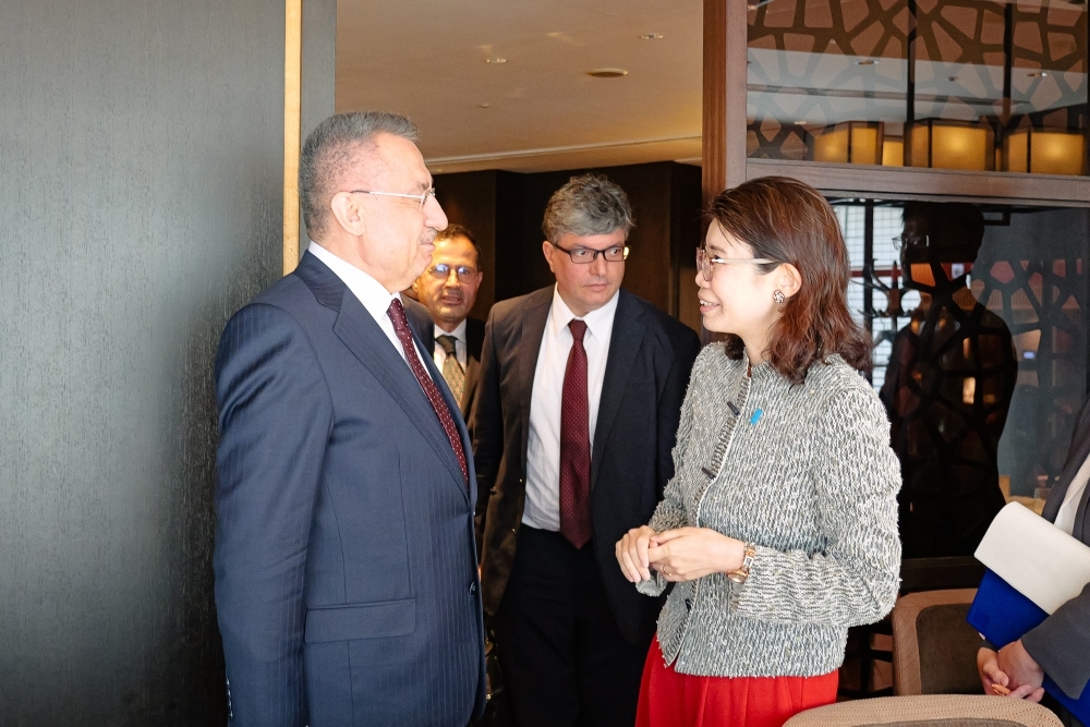 意見交換をする国光外務副大臣とフアット・オクタイ・トルコ大国民議会外交委員長の様子