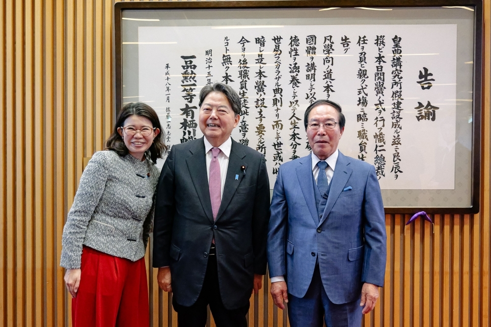 林総務大臣と共に記念撮影に応じる国光副大臣