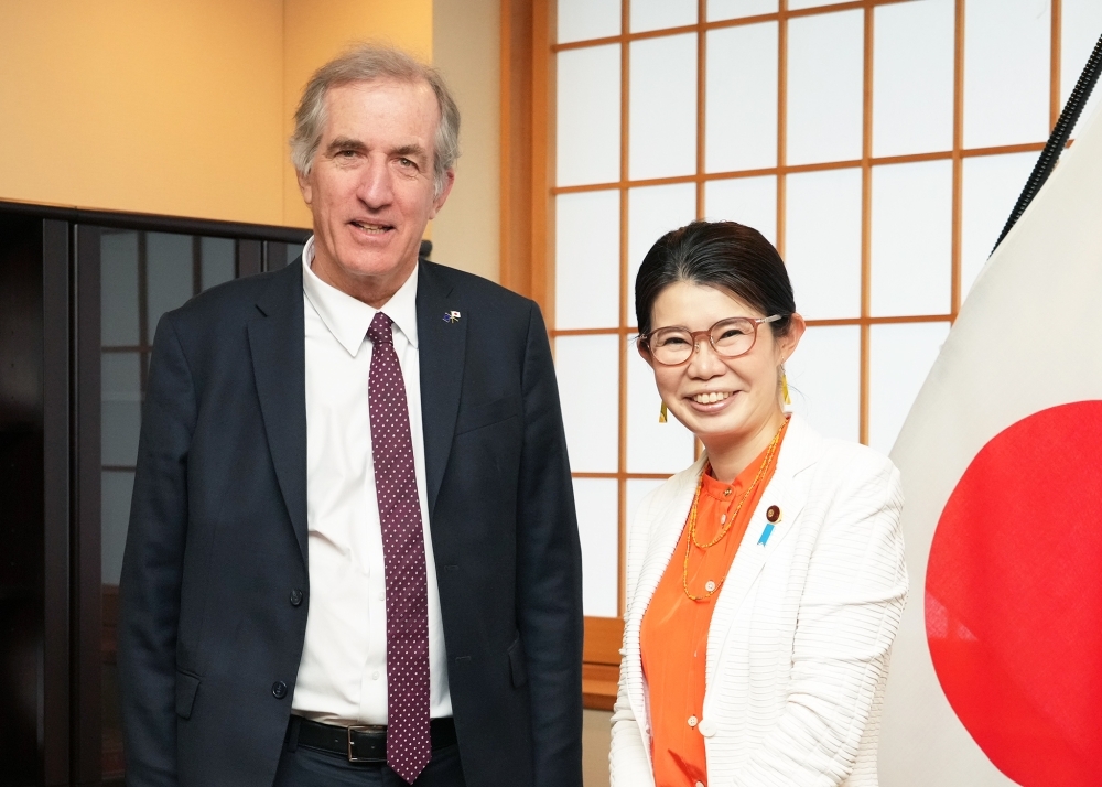 写真撮影に応じる国光外務副大臣とビゴ・EU中東和平プロセス担当特別代表