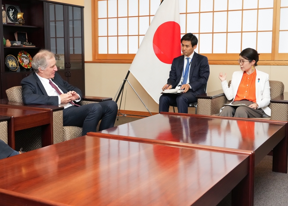 意見交換をする国光外務副大臣とビゴ・EU中東和平プロセス担当特別代表