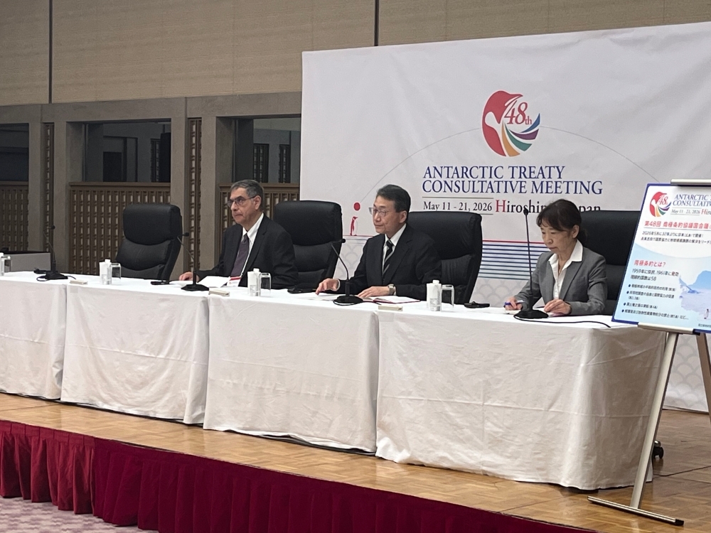議長を務める宇山秀樹・南極条約協議国会議担当大使（中央）