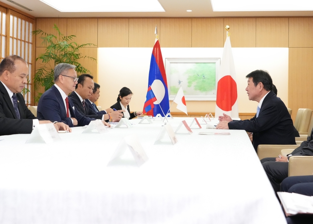 茂木外務大臣とトンサワン・ポムヴィハーン・ラオス副首相兼外務大臣の会談の様子