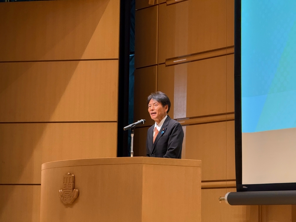 開会式で挨拶をする島田外務大臣政務官