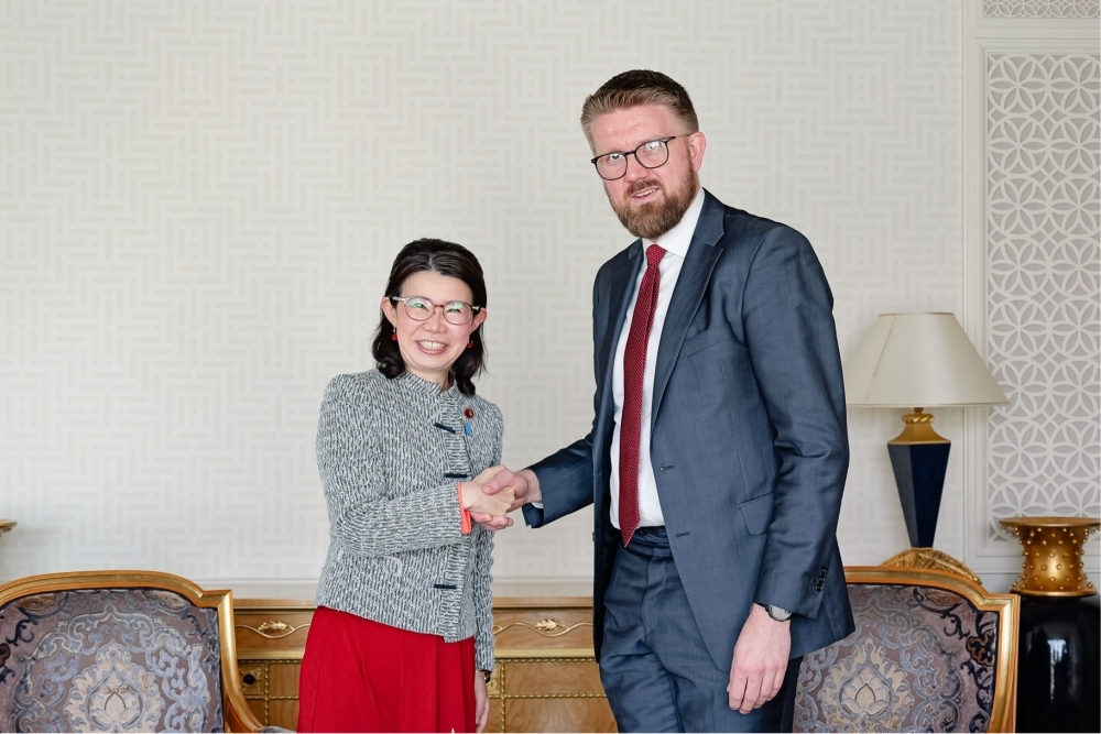 国光副大臣とペテーション・ノルウェー外務副大臣との記念写真