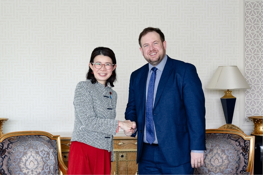 国光副大臣とダウティ・イギリス外務・英連邦・開発省閣外大臣との記念写真