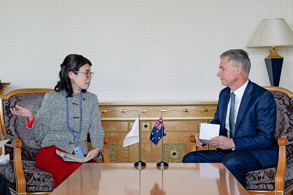 シッスルウェイト・オーストラリア外務貿易補佐大臣との記念写真と会談する国光副大臣