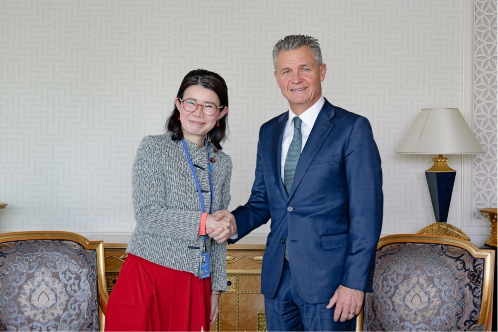 国光副大臣とシッスルウェイト・オーストラリア外務貿易補佐大臣との記念写真