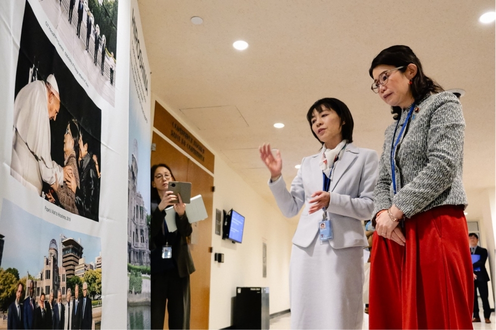 広島県知事から展示パネルの説明を受ける国光副大臣