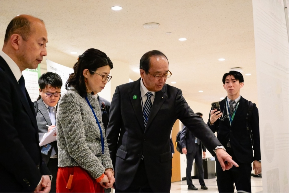 広島市長から展示パネルの説明を受ける国光副大臣