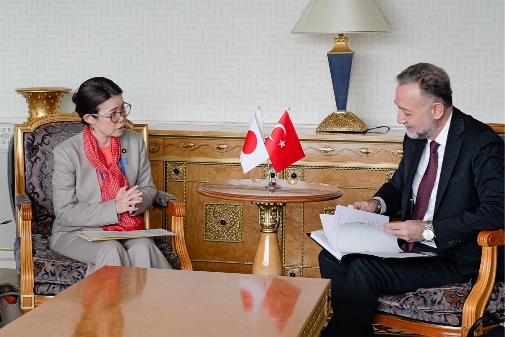ギュムルクチュ・トルコ外務副大臣と会談する国光副大臣