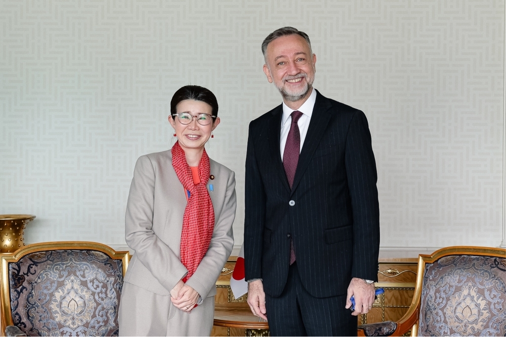 国光副大臣とギュムルクチュ・トルコ外務副大臣との記念写真
