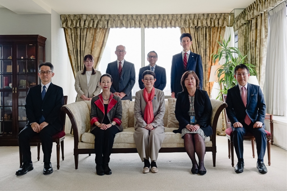 国光副大臣と邦人国連幹部職員との集合写真