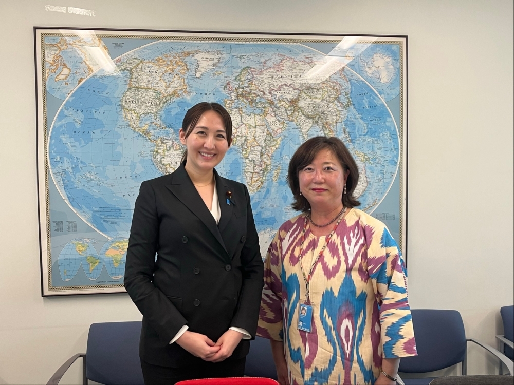 英利政務官と後藤次長補代行との記念撮影