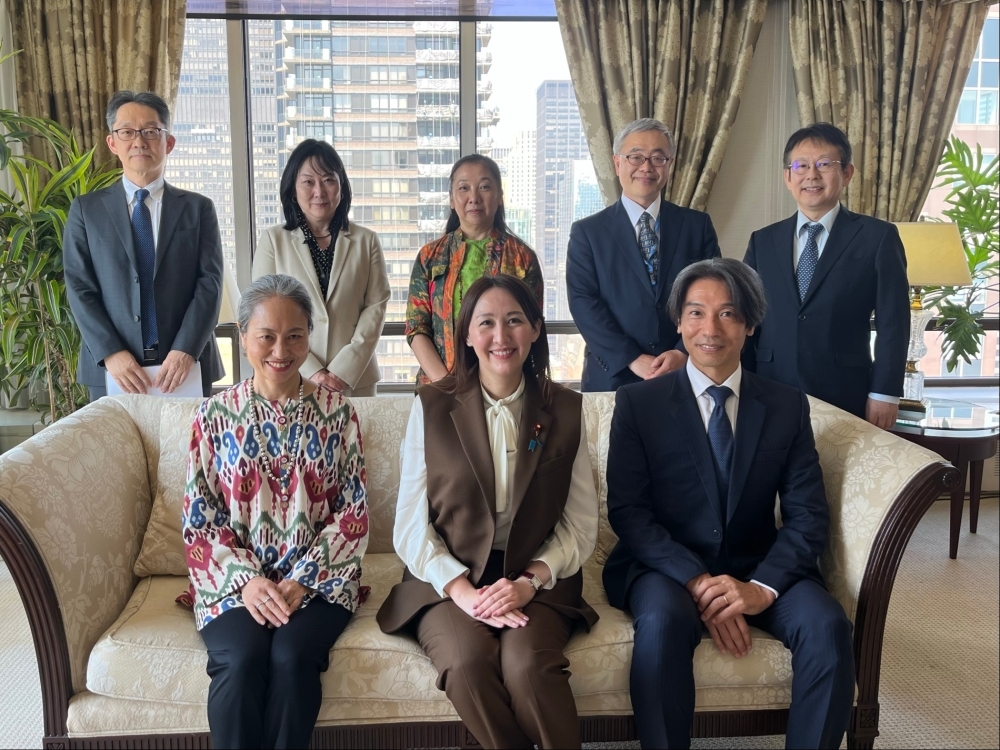 英利政務官と国連邦人職員との記念撮影