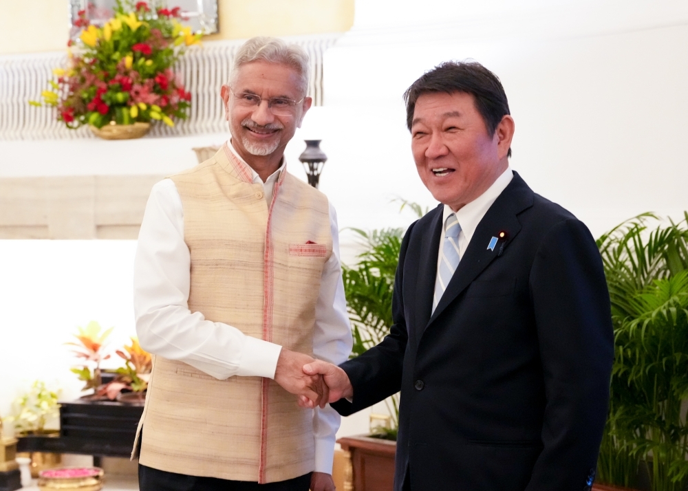 ジャイシャンカル外務大臣と握手する茂木大臣