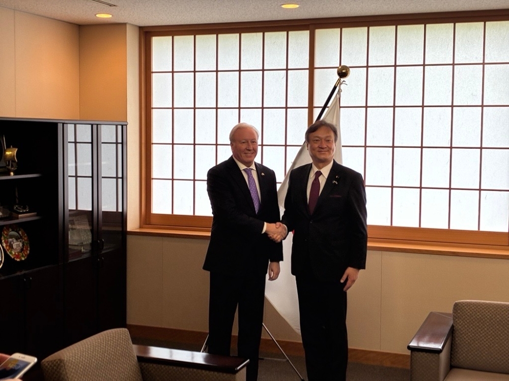 握手をする堀井外務副大臣とロハス駐日チリ大使