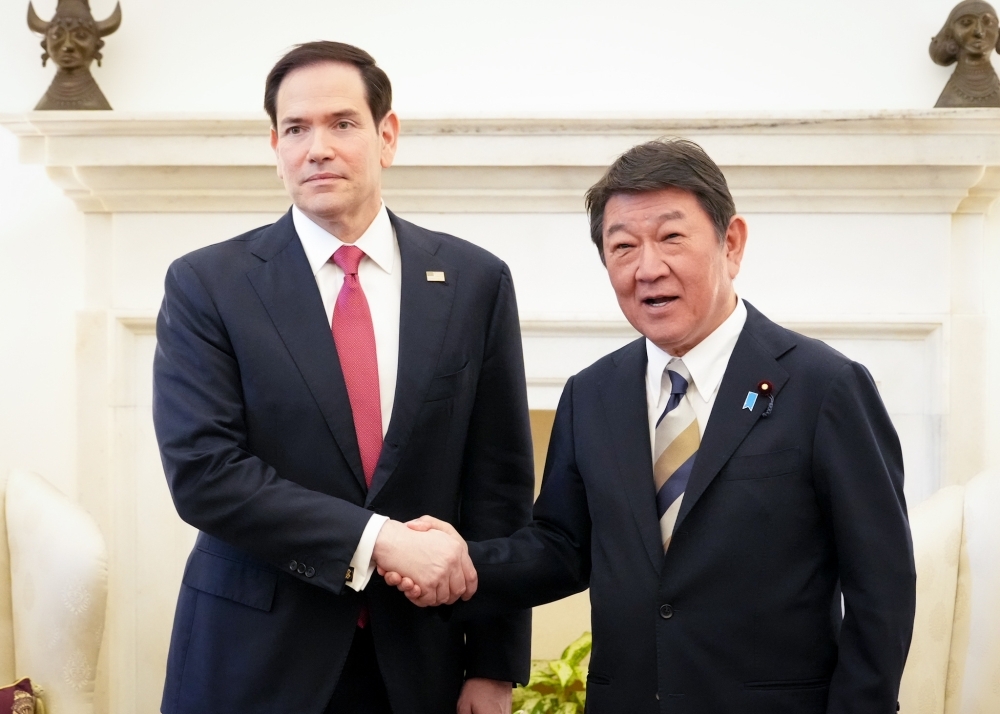握手をする茂木外務大臣とルビオ国務長官