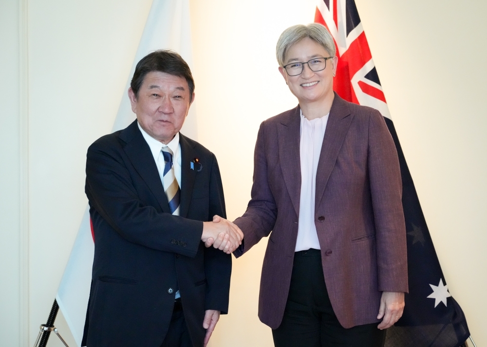 握手をする茂木大臣とウォン大臣
