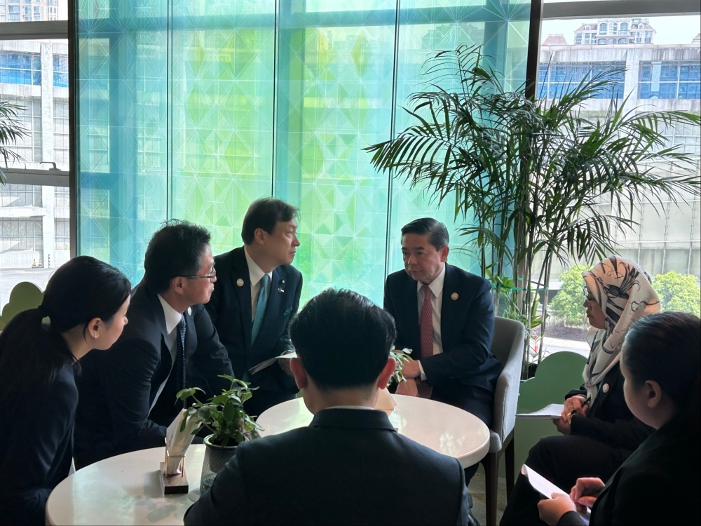 アミン・リュー大臣と会談する堀井副大臣