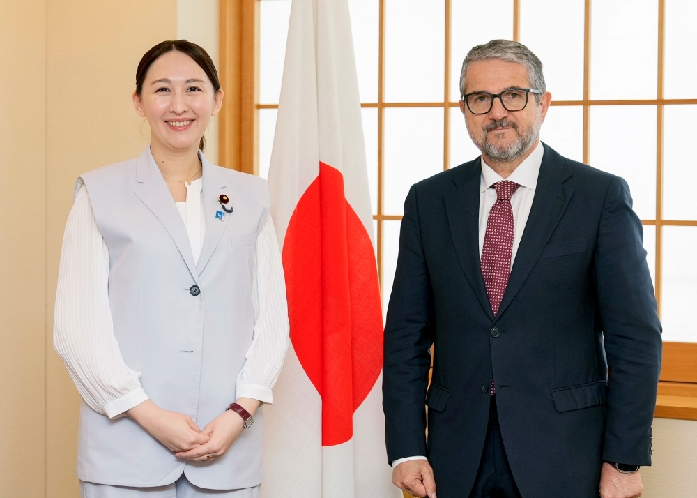 記念撮影に応じる英利政務官とヴァレンティーニ副大臣