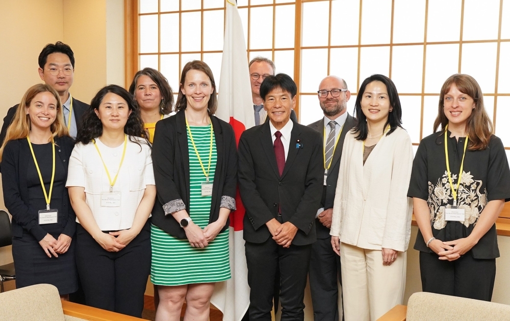 島田外務大臣政務官とOECD開発援助委員会（DAC）審査団による記念撮影