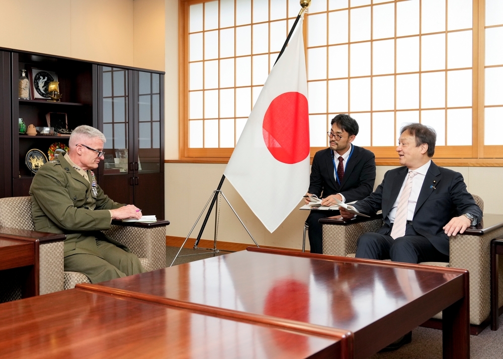 ターナー司令官からの表敬を受ける堀井副大臣の様子