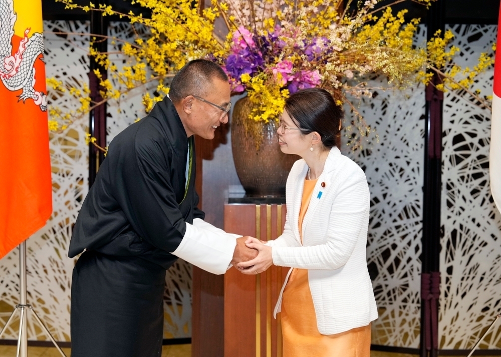 顔で握手するトブゲー首相と国光副大臣