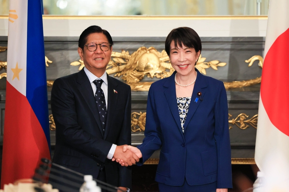 握手をする高市総理大臣とマルコス大統領