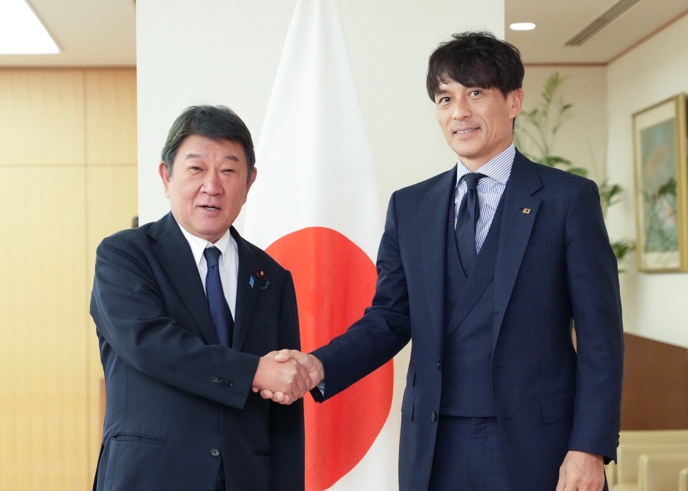 宮本JFA会長と握手する茂木大臣
