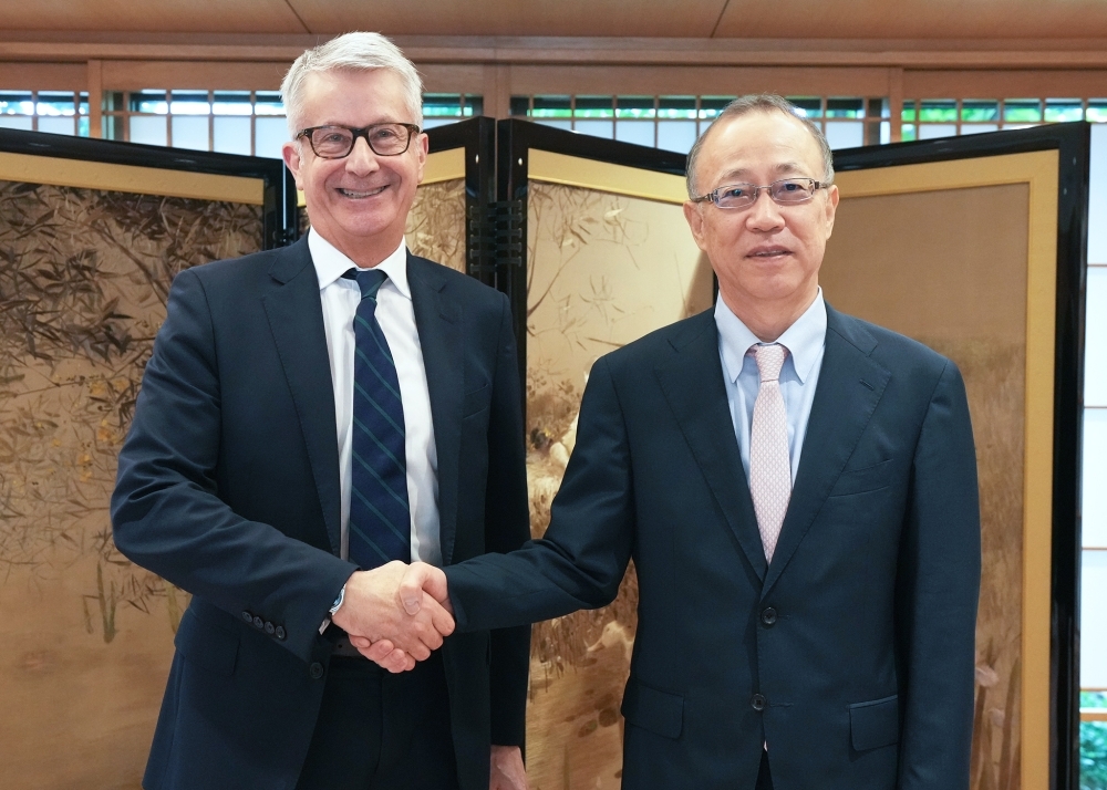 ビード・コリー次官と握手をする船越事務次官