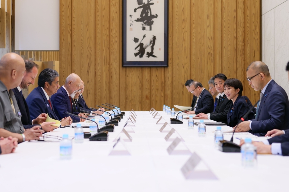 意見交換をする高市総理大臣と世界島嶼国海洋会議出席首脳等の様子
