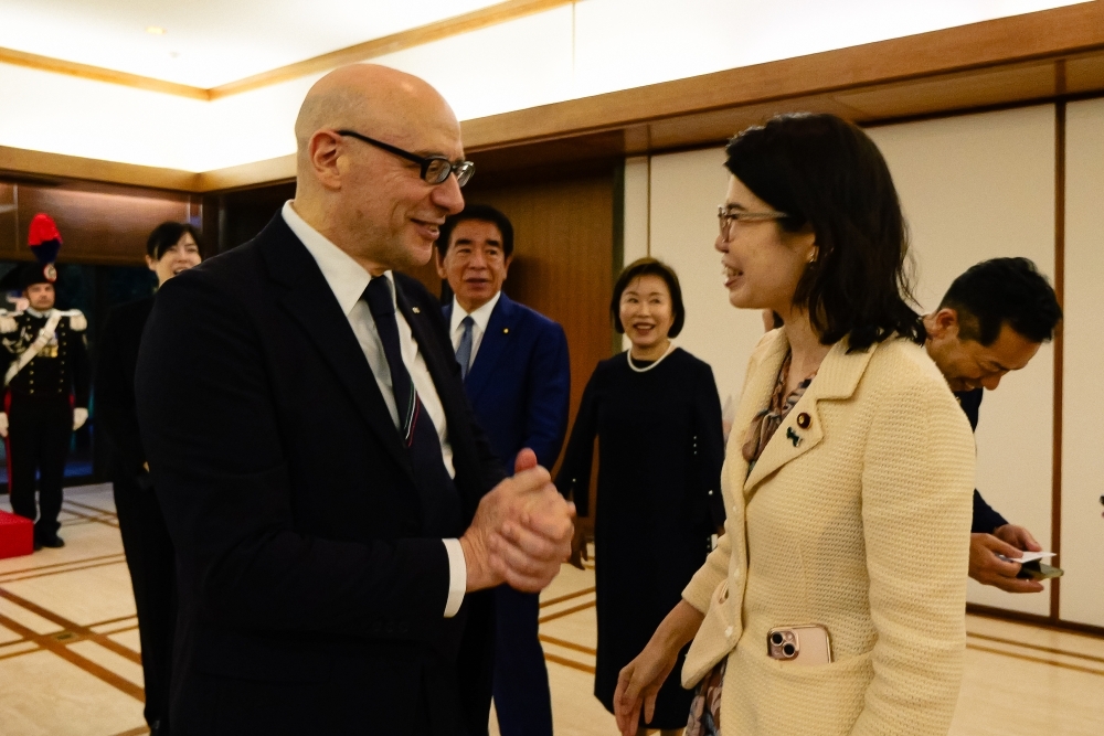 会場で駐日イタリア大使と立ち話をする国光副大臣の様子