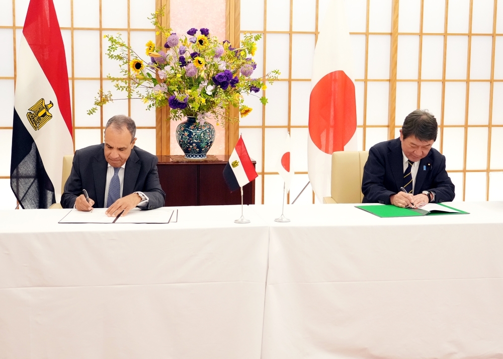 覚書に署名をする茂木外務大臣とアブデルアーティー・エジプト外務・国際協力・国外移住者大臣