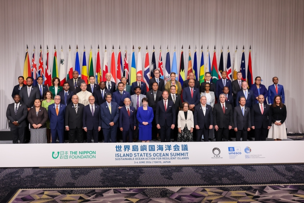 高市総理大臣と世界島嶼国海洋会議出席者との記念写真