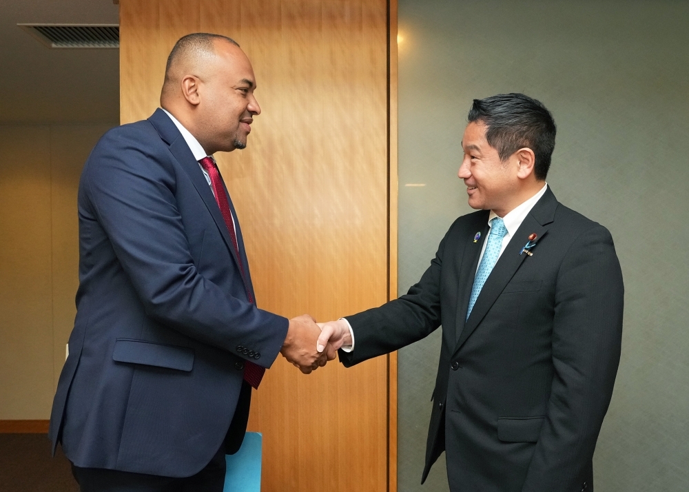 握手をする大西外務大臣政務官とコスグロー・セーシェル首席大臣