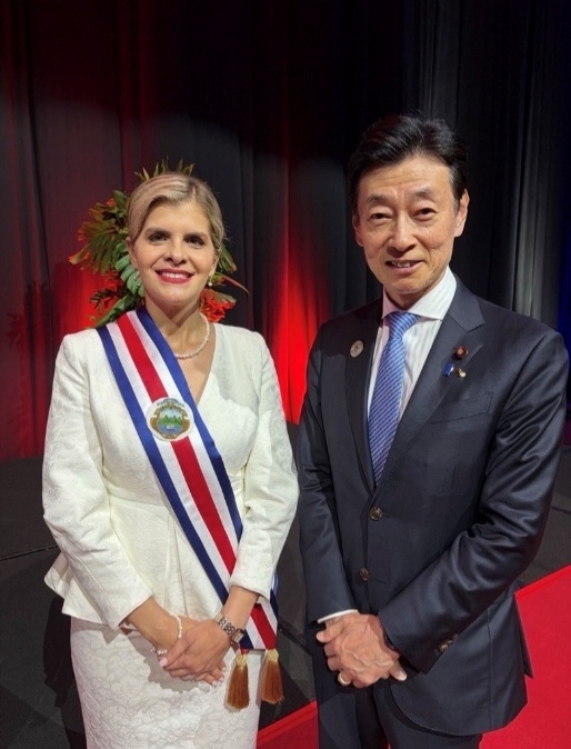 フェルナンデス大統領と西村特派大使との記念撮影