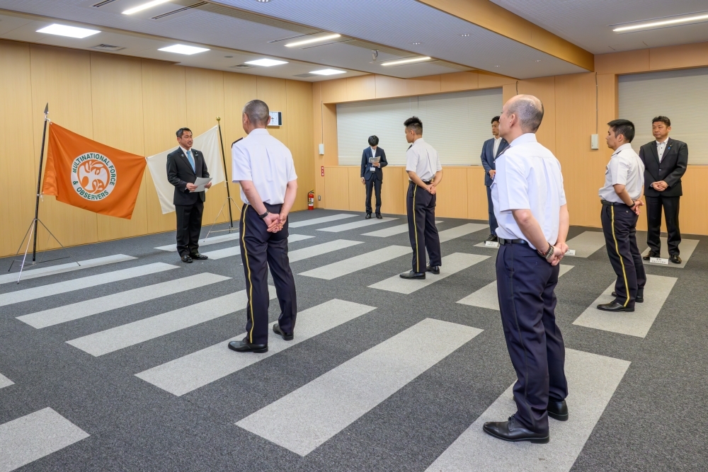 帰国式において挨拶する大西政務官